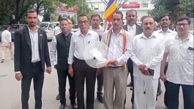 बरेली: राष्ट्रीय बौद्ध महासभा ने महाबोधि महाविहार को बौद्धों को सौंपने की मांग को लेकर डीएम कार्यालय में दिया ज्ञापन