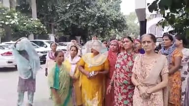 ਜਲੰਧਰ 1: ਵਾਰਡ ਨੰਬਰ 23 ਦੇ ਲੋਕ ਸੜਕਾਂ ਅਤੇ ਸੀਵਰੇਜ ਦੀ ਸਮੱਸਿਆ ਨੂੰ ਲੈ ਕੇ ਨਗਰ ਨਿਗਮ ਦਫਤਰ ਪਹੁੰਚੇ ਅਤੇ ਸਮੱਸਿਆ ਦੇ ਹੱਲ ਦੀ ਕੀਤੀ ਮੰਗ #jansamasya