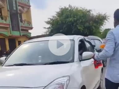 नौगावां सादात: कांवड़ यात्रा में हिंदू-मुस्लिम एकता की मिसाल, मुस्लिम भाइयों ने कांवड़ियों पर बरसाए फूल, फल-पानी बांटकर किया स्वागत