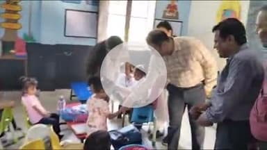 लाडपुरा: जिला कलेक्टर पीयूष समारिक ने महात्मा गांधी अंग्रेजी माध्यम विद्यालयों का किया निरीक्षण, बच्चों से किया संवाद