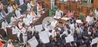 पटना ग्रामीण: सदन में विपक्षी विधायकों ने कुर्सियां उछालीं, रिपोर्टिंग टेबल पर पटकने की कोशिश की, मार्शल ने रोका
