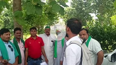 आज जय जवान जय किसान लोक शक्ति संगठन के पदाधिकारी रामपुर डीएम कार्यालय प्रति एकत्थे रंग और एक ज्ञान सौंपा