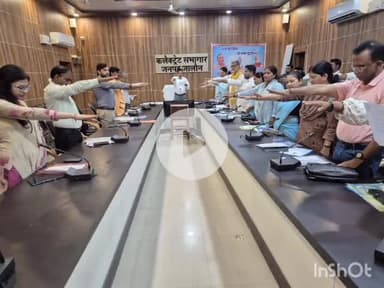 उरई: उरई में जिलाधिकारी ने जल संरक्षण को लेकर अधिकारियों के साथ की बैठक, भूजल सप्ताह की शुरुआत कर दी शपथ