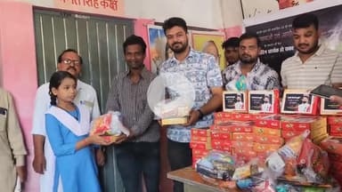 टीकमगढ़: समाजसेवी की पहल: जन्मदिवस पर नगर में भ्रमण भोजन शुरू, स्कूली बच्चों और जरूरतमंदों को दिया उपहार