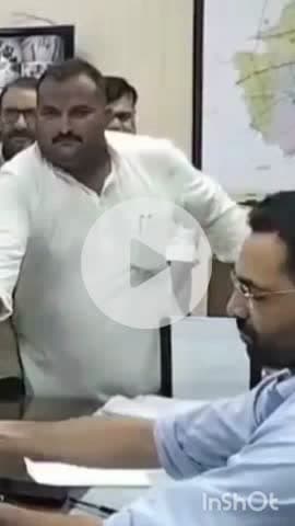 भरतपुर: जिला कांग्रेस के कार्यकर्ताओं ने विभिन्न मांगों को लेकर कलेक्टर को सीएम के नाम सौंपा ज्ञापन