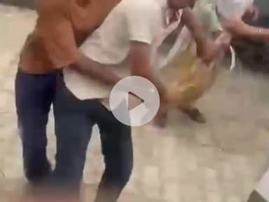 हसनपुर: हसनपुर के गांव आगापुर में मामूली विवाद के चलते दो पक्षों में लाठी-डंडे चले, घटना का लाइव वीडियो हुआ वायरल