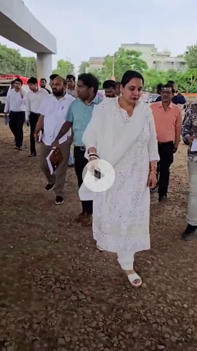 नजफगढ़: जनसेवा सिर्फ़ भाषण नहीं, समाधान है।"
ट्रैफ़िक जाम और सफ़ाई से जुड़े समाधान के लिए नजफ़गढ़ क्षेत्र का निरीक्षण किया।