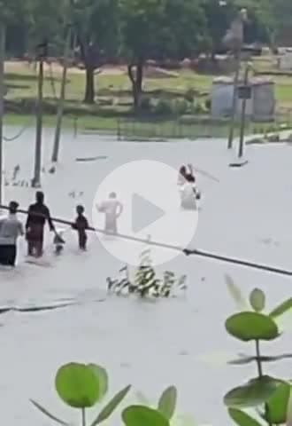 टीकमगढ़: नगर परिषद कारी में जलमग्न हुई सड़क, ट्रैक्टर पलटने के बाद चालक ने कूदकर बचाई जान; आवागमन बाधित