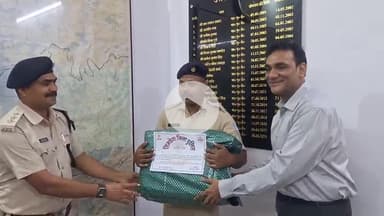 सिमडेगा: सिमडेगा एसपी ने पुलिस टर्न आउट ऑफ द वीक के तहत पुलिस जवान को गोपनीय कार्यालय कक्ष में किया सम्मानित