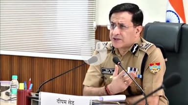 देहरादून: पुलिस महानिदेशक दीपम सेठ ने सरदार पटेल भवन में पुलिस अधिकारियों की ली बैठक, दिए निर्देश