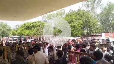 टीकमगढ़: मछुआ समितियों के चुनाव न कराने पर कलेक्ट्रेट में प्रदर्शन, रिश्वत मांगने का आरोप