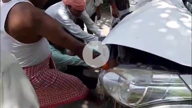 महाराजगंज: खुटहा-पकड़ी मार्ग पर चलती अर्टिगा कार पर गिरा सूखा पेड़, कार हुई क्षतिग्रस्त