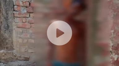 सहजनवा: सहजनवा इलाके के मांट गाँव में संदिग्ध परिस्थितियों में टीनशेड में लटका मिला युवक का शव, हत्या की आशंका की जांच