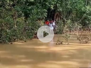 सिमडेगा: कर्रा दमार टोनिया गांव में प्रसव पीड़ा से तड़प रही महिला को खाट पर लाद नदी पार कराकर पहुंचाया गया अस्पताल