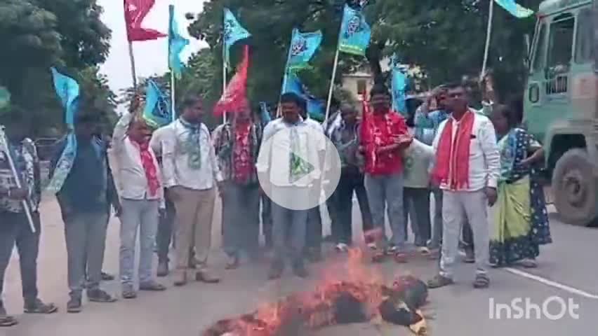 శంకరపట్నం: డిపిఓ దిష్టిబొమ్మను దగ్ధం చేసిన టీజేఏ,సిపిఐ నాయకులు...