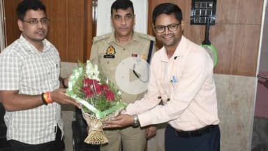 रामपुर: मंगलवार को जिलाधिकारी जोगिंदर सिंह और पुलिस अधीक्षक विद्या सागर मिश्र ने कोषागार कार्यालय का निरीक्षण किया