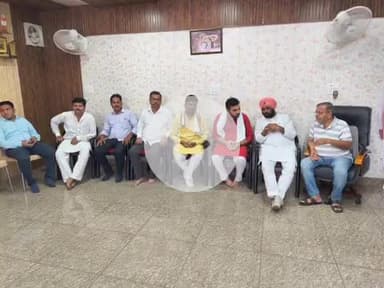 बीसलपुर: बल्लभनगर में पूर्व जिला अध्यक्ष के निवास पर पहुंचे मंत्री बलदेव सिंह, परिजनों से मुलाकात कर व्यक्त की शोक संवेदनाएं