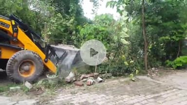 रामपुर: रामनाथ कॉलोनी में चीनी विभाग की जमीन की सफाई करने पहुंचे अफसरों से एक व्यक्ति की तीखी झड़प, कहा- ज़मीन हमारी है