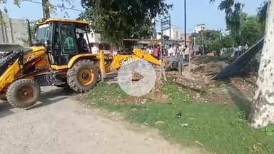 मिलक: रामपुर: DM के निर्देश पर SDM शाहबाद ने पटवाई कस्बा में जेसीबी से अवैध अतिक्रमण हटाया, लोगों से अपील की अवैध अतिक्रमण न करें