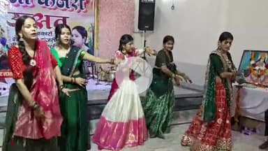 करछना: करछना कस्बा स्थित एक गेस्ट हाउस में आयोजित कजरी महोत्सव में कलाकारों ने पारंपरिक गीतों की प्रस्तुति देकर बांधा समा