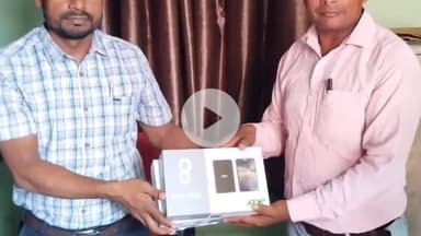 बाढ़: प्रखंड शिक्षा पदाधिकारी ने प्रखंड के मध्य, माध्यमिक और उच्च माध्यमिक विद्यालयों को दिए टैब