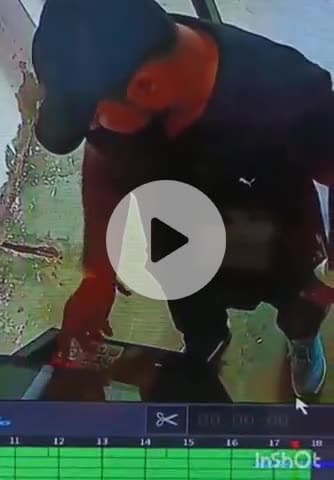 एत्मादपुर: नुनिहाई में 2 एटीएम मशीनों से युवक ने छेड़छाड़ कर फेवीक्विक डालकर चिपकाए ATM कार्ड, घटना CCTV में कैद