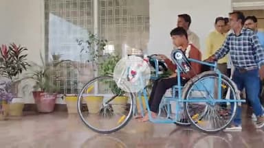 सीतामऊ: जनसुनवाई में दिव्यांग ने ट्राईसाइकिल के लिए किया आवेदन, DM ने संज्ञान लेकर तुरंत प्रदान की