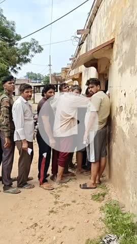 भरतपुर: भरतपुर जिले में खाद की किल्लत से किसान परेशान, खाद लेने के लिए किसानों की लंबी लाइन लगी