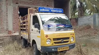 சாத்தான்குளம்: செட்டியார்பண்ணை பகுதியில் இடமாற்றம் என்ற பெயரில் மதுபானங்கள் வேனில் ஏற்றி கொண்டு சென்றதால் பரபரப்பு போலீசார் விசாரணை