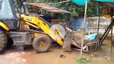 दुर्ग: नेहरू नगर, सुपेला और आकाशगंगा मार्केट में नगर निगम की टीम ने चलाया बुलडोजर