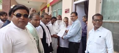 कालपी: खाद और सिंचाई की समस्या को लेकर कांग्रेस कार्यकर्ताओं ने कालपी तहसील परिसर में तहसीलदार को सौंपा ज्ञापन