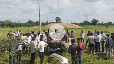 सीतामऊ: सीतामऊ रोड पर हानडी के पास तेज रफ्तार कार खाई में पलटी, तीन घायल, कार भी हुई क्षतिग्रस्त