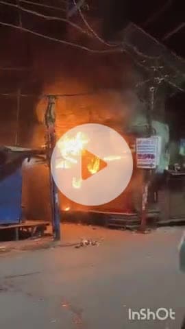 बहराइच: घंटाघर चौक के पास दो मंजिला दुकान में लगी भीषण आग, दमकल की तीन गाड़ियों की मदद से 2 घंटे में आग पर पाया गया काबू