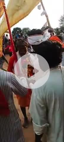 श्योपुर के सेमल्दा गांव में आदिवासी समाज द्वारा बाबा खाटू श्याम पर चढ़ाए गए झंडे में शामिल होकर पूजन किया।