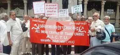 एआईसीटीयू के बैनर तले जेके श्रमिकों ने किया प्रदर्शन 
-लंबित बकाया राशि की मांग को लेकर मुख्यमंत्री के नाम सौंपा ज्ञापन