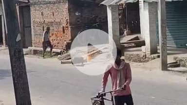 मंझनपुर: गोराजू गांव में खाना बनाते समय गैस सिलेंडर में लगी आग, सड़क पर फेंका गया सिलेंडर, प्राइमरी अध्यापकों ने बुझाई आग