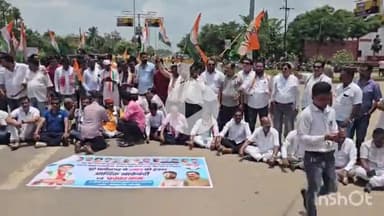 जगदलपुर: आमागुड़ा चौक पर कांग्रेस का चक्का जाम, बीजेपी सरकार के खिलाफ कांग्रेसी कर रहे जमकर नारेबाजी