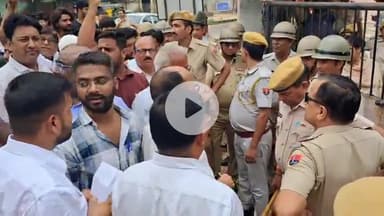 चूरू: जयपुर रोड स्थित डिस्कॉम कार्यालय का युथ कांग्रेस ने स्मार्ट मीटर के विरोध में किया घेराव, खून से ज्ञापन लिख जताया विरोध