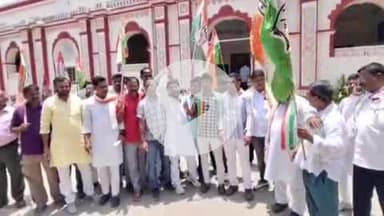 सुल्तानपुर: खाद और बिजली की समस्या को लेकर कांग्रेस कार्यकर्ताओं ने सुल्तानपुर में किया प्रदर्शन