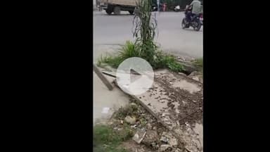 नवाबगंज: बाराबंकी के भयारा मोड़ पर खतरनाक गड्डा, स्थानीय लोगों द्वारा लगाए सुरक्षा पाइप टूटे