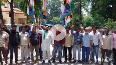 हरदोई: कांग्रेस कार्यकर्ताओं ने एआरटीओ कार्यालय में भ्रष्टाचार का आरोप लगाते हुए किया प्रदर्शन, सिटी मजिस्ट्रेट को सौंपा ज्ञापन