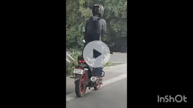 नवाबगंज: कोतवाली नगर क्षेत्र के आलापुर में बाइक से स्टंट करते हुए युवक का वीडियो सोशल मीडिया पर हुआ वायरल