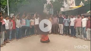 बनेड़ा: रायला में बढ़ती चोरी की वारदातों से आक्रोशित ग्रामीणों ने सड़कों पर उतरकर टायर जलाकर किया विरोध प्रदर्शन