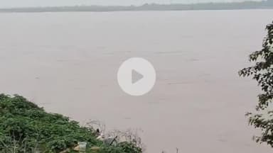 सहार: सोन नदी का जलस्तर घटा, बाढ़ की आशंका टली, ग्रामीणों ने राहत की सांस, अधिकारियों ने लोगों से सावधानी बरतने की अपील की