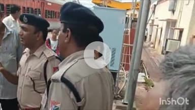 चूरू: चूरू आरपीएफ चौकी प्रभारी नन्दकिशोर ने ट्रेनों पर पत्थरबाजी से संबंधित अपराधों के बारे में की समझाइश