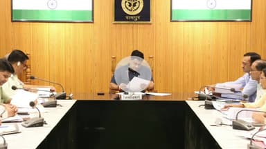 रामपुर: बुधवार को कलेक्ट्रेट सभागार में आगामी 'सम्पूर्णता अभियान' सम्मान समारोह की तैयारी को लेकर डीएम ने की बैठक