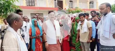 लंभुआ: किसान नेता ने किसानों के साथ मिलकर बिजली समस्या को लेकर अधिशासी अभियंता लंभुआ का किया घेराव