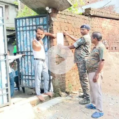 चांडिल: गौसनगर टीओपी चौक स्थित धोखाधड़ी में फरार आरोपी के घर पर चांडिल पुलिस ने चिपकाया इश्तिहार