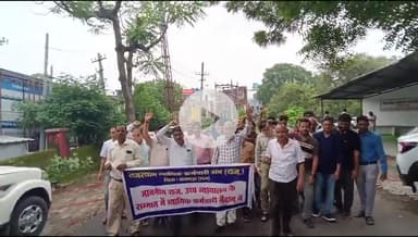 बांसवाड़ा: कलेक्ट्रेट परिसर में न्यायिक कर्मचारी अनिश्चितकालीन हड़ताल पर उतरे, रैली निकालकर कैडर पुनर्गठन की मांग की