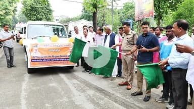 रामपुर: बुधवार को कलेक्ट्रेट परिसर में जिलाधिकारी एवं पुलिस अधीक्षक ने टीकाकरण वाहन को हरी झंडी दिखाकर रवाना किया